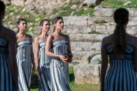 Άναψε η Ολυμπιακή φλόγα - Σε εσωτερικό χώρο η τελετή αφής την Τετάρτη (26/11), λόγω καιρού (Εικόνες)