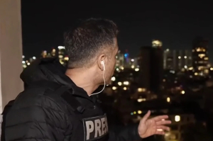 Η στιγμή που πύραυλος πέφτει πίσω από δημοσιογράφο του ΣΚΑΪ και «σπάει» την αεράμυνα του Ισραήλ