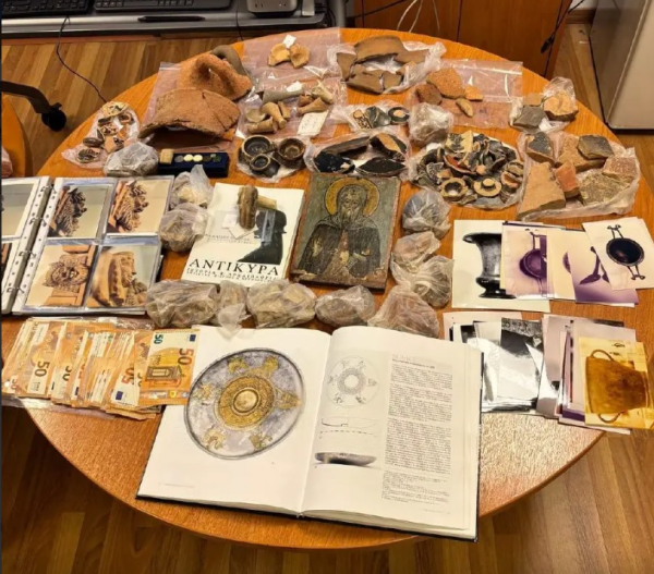 Χειροπέδες σε αρχαιοκάπηλο - Είχε 474 αρχαία μέχρι και εικόνα του Αγίου Αντωνίου