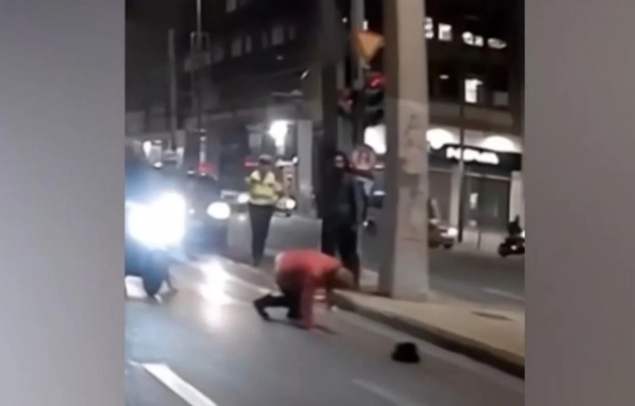 Τροχαίο στην Αλεξάνδρας: Καρέ-καρέ η στιγμή που γυναίκα τρέχει και πέφτει πάνω σε μηχανάκι