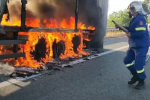 Φορτηγό έπιασε φωτιά στην Ιονία οδό