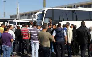 Την αλλαγή απόφασης για τη διέλευση των τουριστικών λεωφορείων από τους παράδρομους ζητά η ΓΕΠΟΕΤ