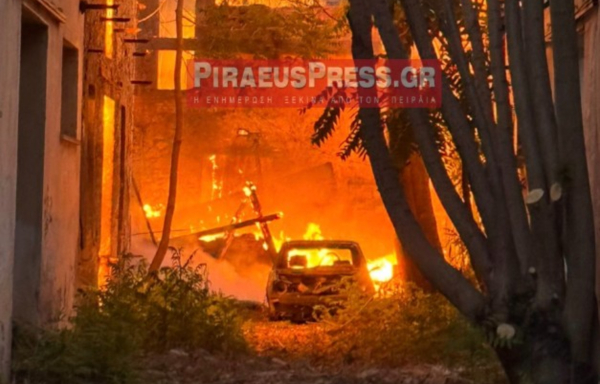 Φωτιά τώρα στον Πειραιά πίσω από το «Καραϊσκάκης»