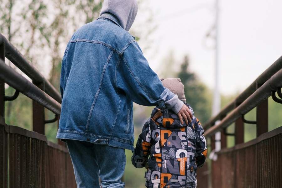 ΔΥΠΑ: Ετήσιες αποδοχές 12.057 ευρώ για 10.000 άνεργες μητέρες - Πότε ξεκινάει το πρόγραμμα