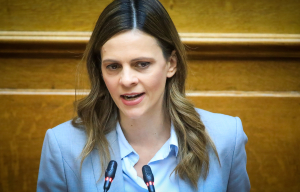 Έφη Αχτσιόγλου: Η πλειοψηφία των πολιτών ασφυκτιά οικονομικά