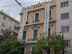 ΓΣΕΕ: Κατάληψη του Ρουβίκωνα στο κτίριο, ύψωσαν πανό στην ταράτσα