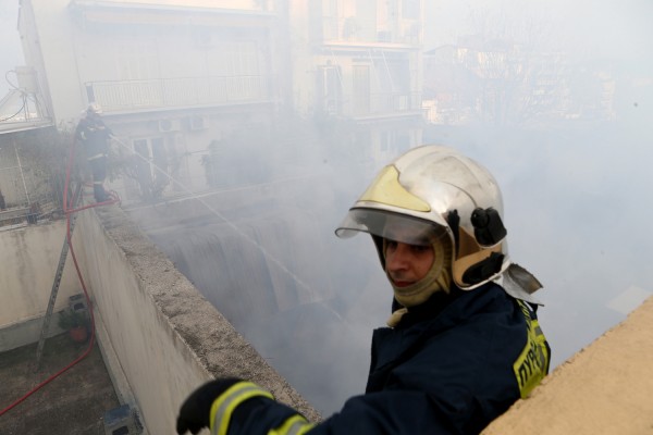 Ξάνθη: Δύσκολη η κατάσβεση της πυρκαγιάς στο εργοστάσιο μπαταριών