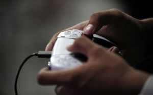 Οι Σάρλοτ Χόρνετς χάρισαν PlayStation 5 σε 13χρονο και το πήραν πίσω, μακριά από τις κάμερες