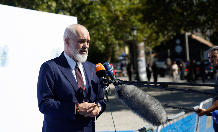 Ο Ράμα βάζει στην εξίσωση τους Αλβανούς που ζουν στην Ελλάδα: Παιχνίδια με τη φωτιά