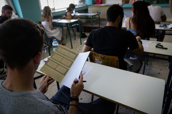 Πανελλήνιες: Στο τραπέζι η επαναφορά του 10 για την είσοδο σε ΑΕΙ, σε τέσσερα μαθήματα οι εξετάσεις