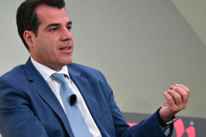 Νέα ερωτήματα για τον Θάνο Πλεύρη και τους γιατρούς στο Κολωνάκι