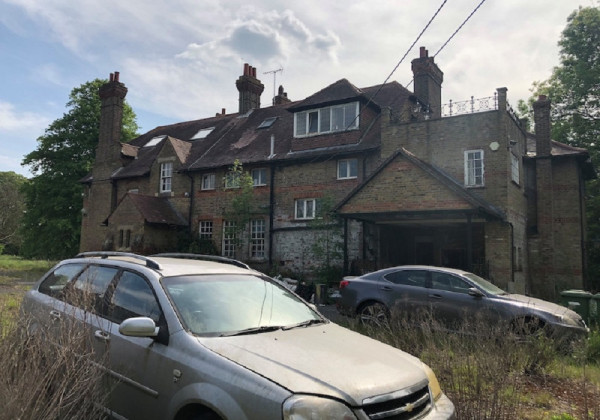 Μυστήριο γύρω από τη ζωή Έλληνα ιδιοκτήτη της έπαυλης στην Αγγλία - «Τα χρήματα έφταναν στο ταβάνι»