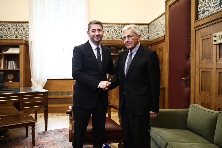 Κυβερνητικές πηγές σε Ανδρουλάκη: Ο κ. Γιαννίτσης χρειαζόταν τη στήριξη του ΠΑΣΟΚ το 2001 και όχι το 2025