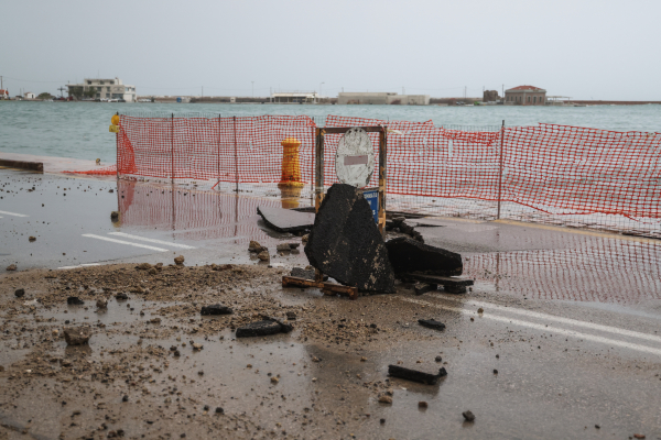 Σφοδρό πέρασμα κακοκαιρίας σε Ήπειρο, Ιόνια Νησιά και Χίο: Καταρρακτώδεις βροχές, κατολισθήσεις, απεγκλωβισμοί