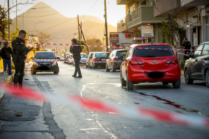 Δολοφονία στο Ηράκλειο: «Ενώ ήταν νεκρό το παιδί, το χτυπούσε και το κλωτσούσε»
