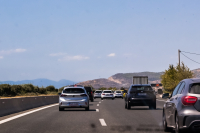 Κλειστές δύο λωρίδες στην Αθηνών-Λαμίας λόγω ανατροπής φορτηγού - Ουρές χιλιομέτρων