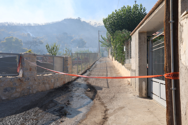 Κυκλοφοριακές ρυθμίσεις στη Σαλαμίνα λόγω φωτιάς