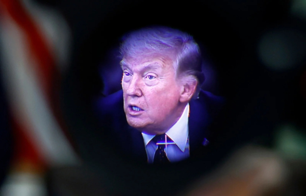 Οι έπαινοι του Τραμπ και η Ελλάδα που... δεν συμμετέχει στον πόλεμο!