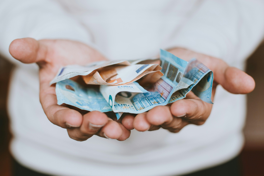 ΟΠΕΚΑ: Ξεκινούν οι πληρωμές των επιδομάτων - Τι ισχύει για την προπληρωμένη κάρτα