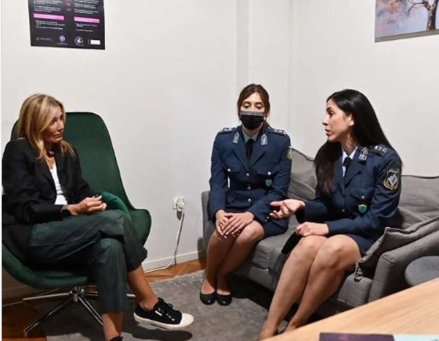 Η Μαρέβα Μητσοτάκη στο γραφείο Ενδοοικογενειακής Βίας της Θεσσαλονίκης