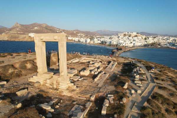 ΥΠΠΟ: Παραμένει μέχρι 27 Σεπτεμβρίου η περίφραξη στον Ναό του Απόλλωνα στη Νάξο