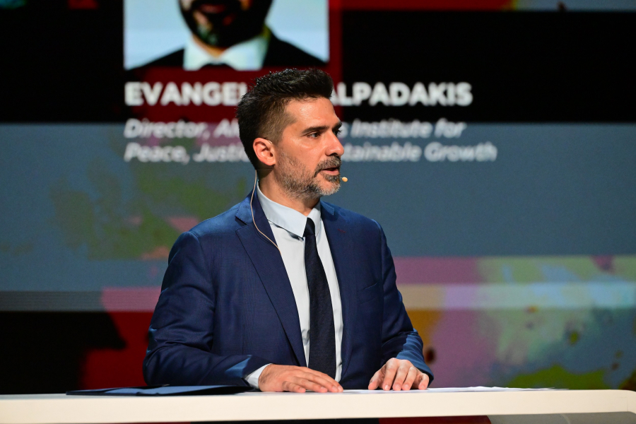 Ο Β. Καλπαδάκης από το Ινστιτούτο Τσίπρα στη Βιέννη