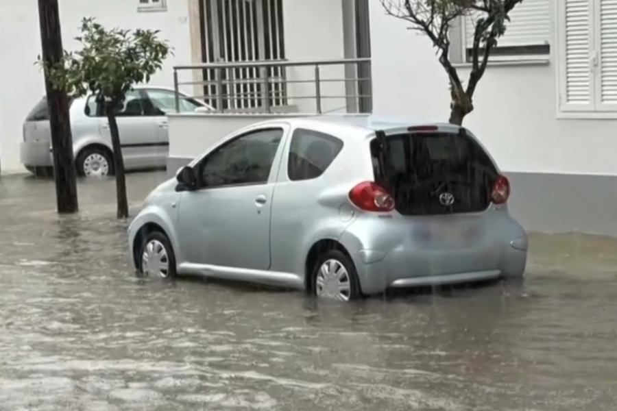 Πλημμύρισε το Μεσολόγγι - Κλειστά την Παρασκευή τα σχολεία (Βίντεο)
