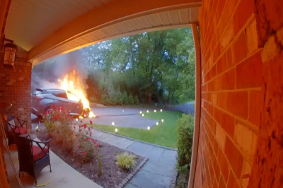 Η στιγμή που SUV τυλίγεται στις φλόγες, ενώ είναι παρκαρισμένο έξω από σπίτι