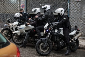 Πειραιάς: Αστυνομικοί τσάκωσαν τέσσερις ανήλικους για ληστείες