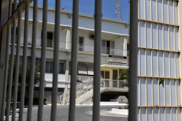 Απολύθηκαν οι σωφρονιστικοί που είχαν βασανίσει τον βαρυποινίτη Ίλι Καρέλι