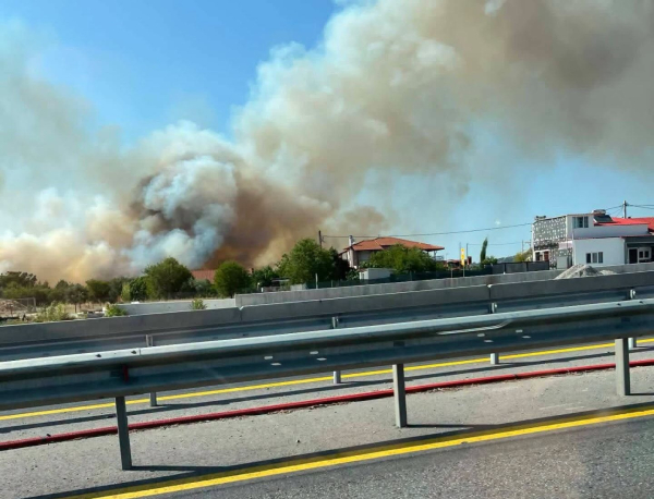 Φωτιά τώρα στη Θεσσαλονίκη - Μηνύματα από το 112 (Εικόνες - Βίντεο)