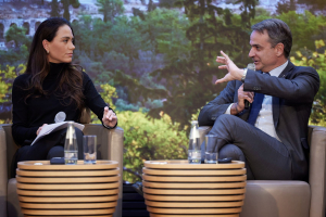 Σύζυγος Γερμανού υπουργού η καλλονή δημοσιογράφος που συντόνισε τη συζήτηση Μητσοτάκη-Μερτς