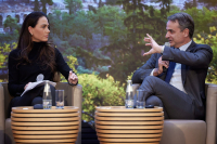 Σύζυγος Γερμανού υπουργού η καλλονή δημοσιογράφος που συντόνισε τη συζήτηση Μητσοτάκη-Μερτς