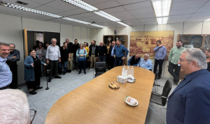 Μια γλυκιά έκπληξη για την Παπαρήγα στον Περισσό