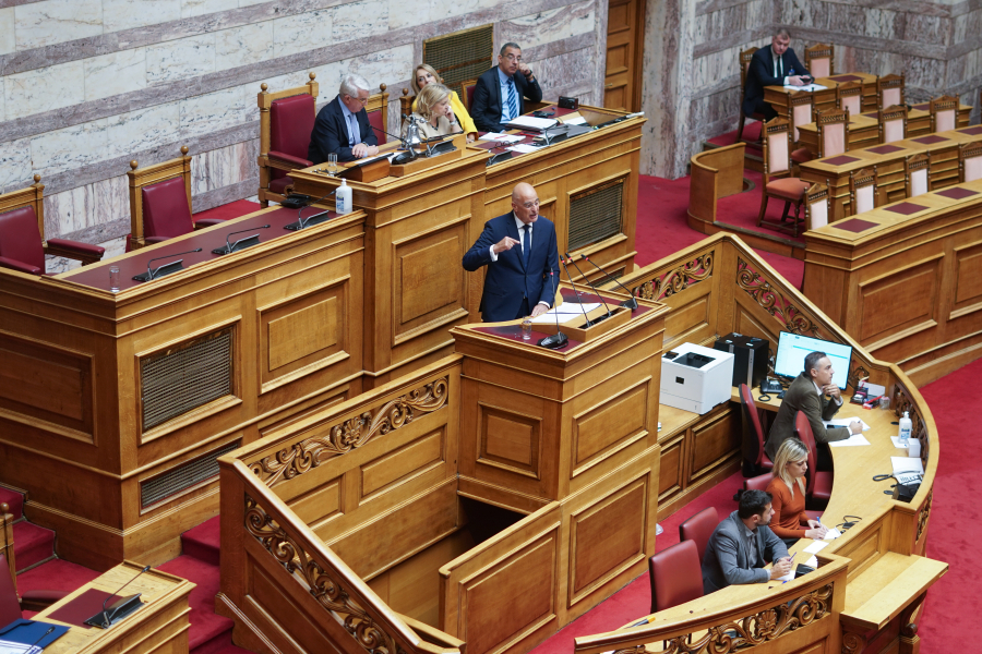 Μετωπική στη Βουλή για την απουσία Δένδια: Νομοθετείτε κρυπτόμενοι