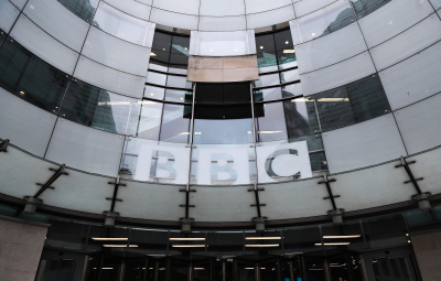 Άνω κάτω το BBC με παρουσιαστή που φέρεται να πλήρωνε 17χρονο για γυμνές φωτογραφίες