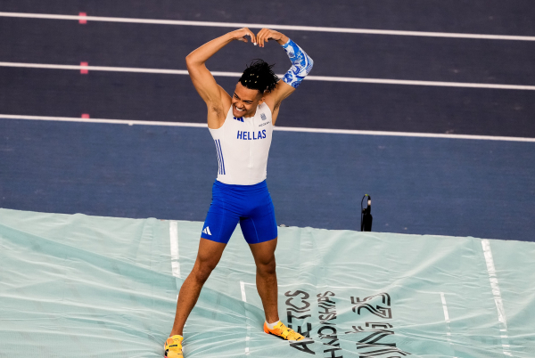 Εμμανουήλ Καραλής: Από εσάς έμαθα ότι παντρεύομαι (Βίντεο)