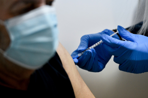 Τα εμβόλια φαίνεται ότι «φρενάρουν» και τις νέες μεταλλάξεις του κορονοϊού