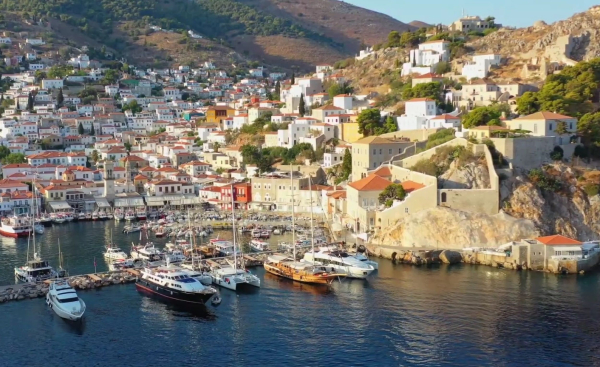 Το νησί δίπλα στην Αθήνα που πρέπει να πάτε μια μονοήμερη τον Απρίλιο