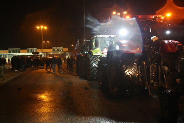 Αμετακίνητοι οι αγρότες στα μπλόκα - Κλιμακώνουν τις κινητοποιήσεις τους σε εθνικές οδούς και τελωνεία (Βίντεο)