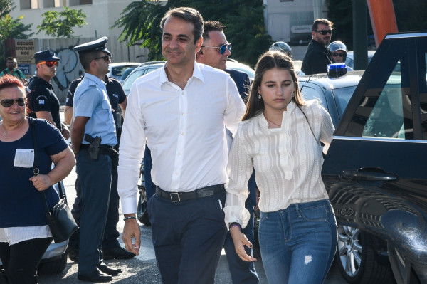 Έπεσε στην αγκαλιά της κόρης του ο Κυρ. Μητσοτάκης - Δείτε τη συγκινητική φωτογραφία (pic)