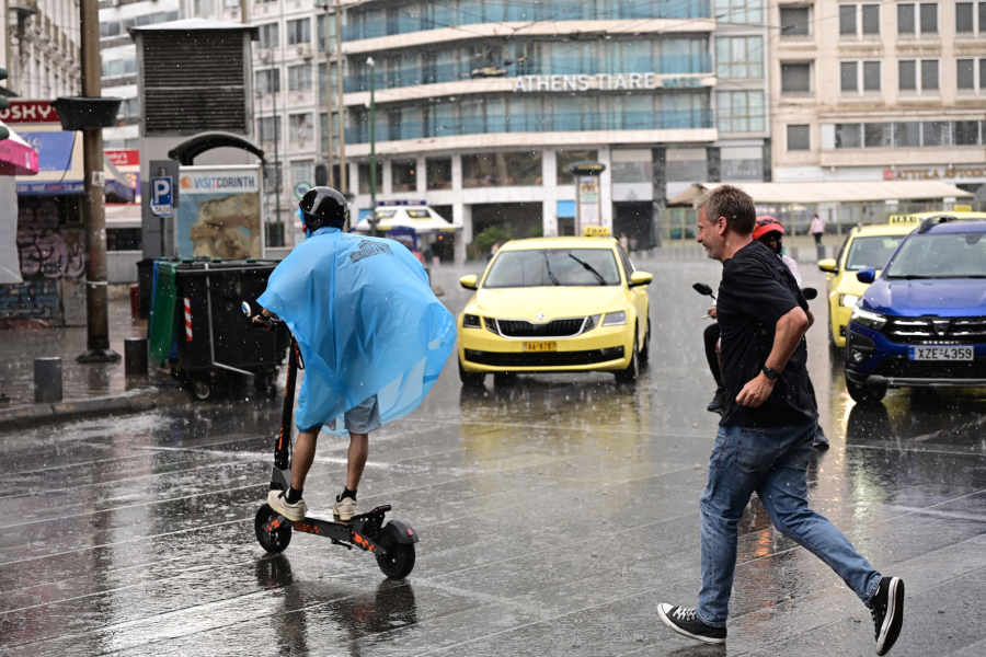 Η ξαφνική βροχή στο κέντρο της Αθήνας μέσα από 12 φωτογραφικά καρέ