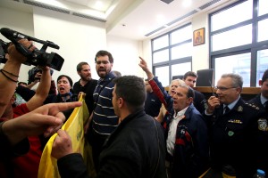Μετά το χτεσινό «ντου» οι συμβολαιογράφοι κάνουν έκκληση για προστασία