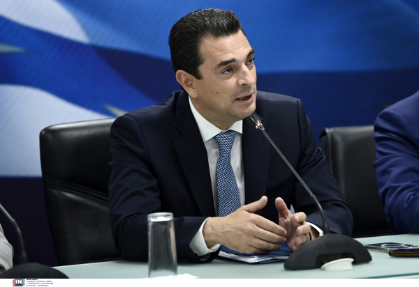 Σκρέκας: «Στόχος οι περυσινές τιμές για τα σχολικά είδη»