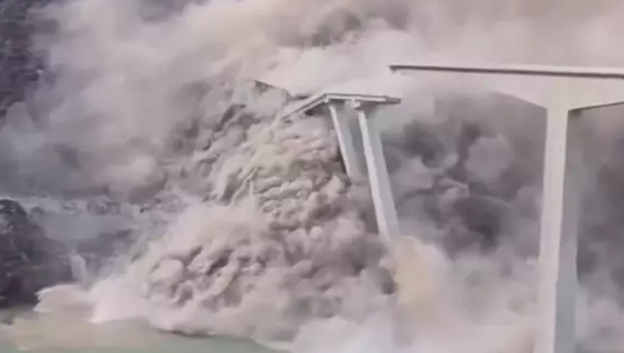 Κίνα: Κατέρρευσε τμήμα γέφυρας που εγκαινιάστηκε πριν από μερικούς μήνες (Βίντεο)