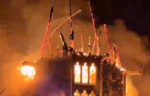 Πρωτοχρονιά 2026: Γιγάντια φωτιά κατέστρεψε ναό του 19ου αιώνα στο Άμστερνταμ (βίντεο)