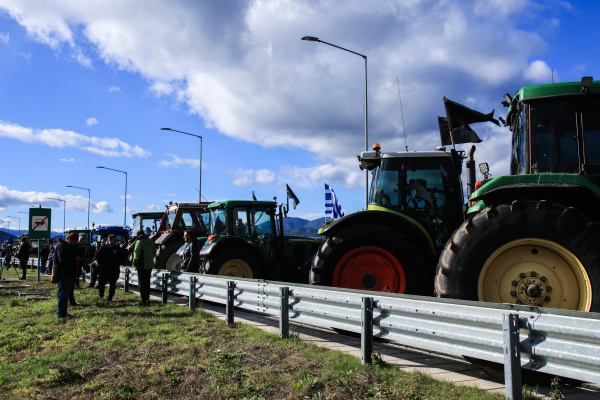 Αγροτικά μπλόκα: Πολύωροι αποκλεισμοί στα τελωνεία Προμαχώνα, Ευζώνων και Νίκης