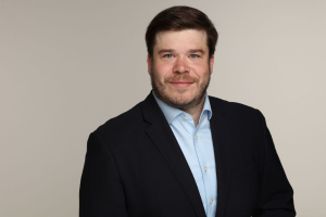 Ιωάννης Μίχος: Ποιο είναι το στέλεχος από το Λονδίνο που ανέλαβε Εντεταλμένος Εκτελεστικός Σύμβουλος της Τράπεζας Χανίων