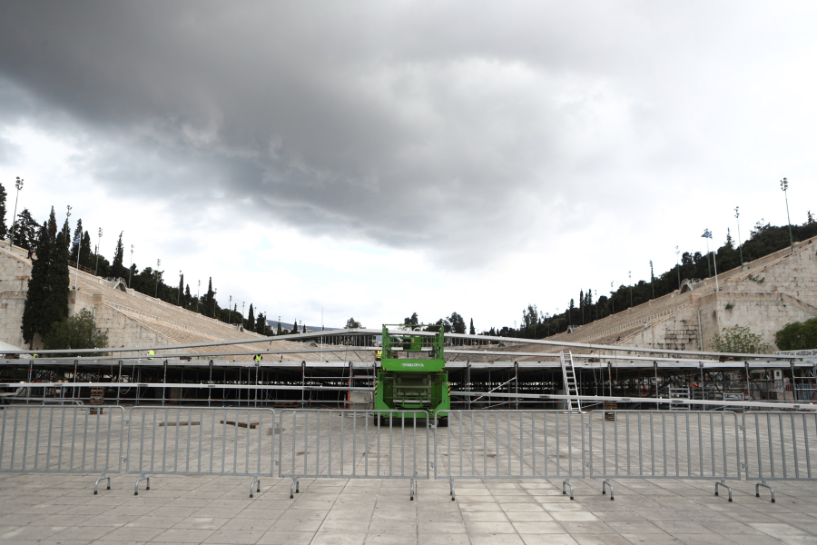 Ξηλώνουν την τεράστια κατασκευή που στήθηκε μπροστά από το Καλλιμάρμαρο (Εικόνες)