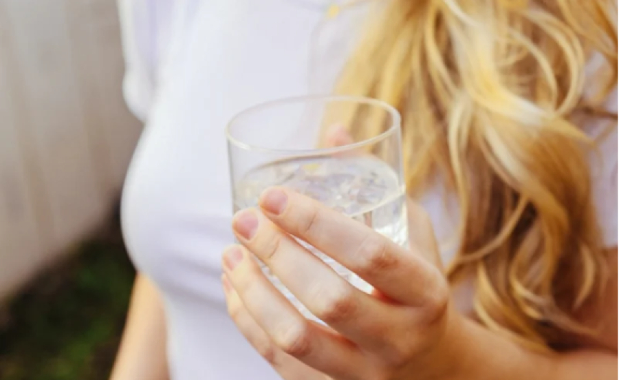Γιατί το να πίνεις ένα ποτήρι νερό το πρωί με άδειο στομάχι σε βοηθά να παραμένεις σε φόρμα